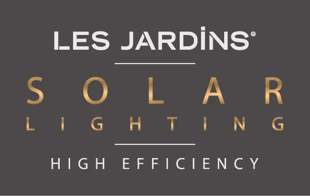 Le logo Les Jardins Solar Lighting High Efficiency en gris clair et doré sur fond gris foncé